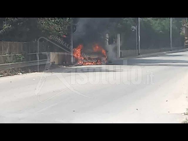 Auto in fiamme in corso Miraglia (Video)