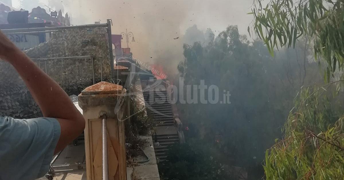 A fuoco sterpaglie sotto piazza Scandaliato (Video)