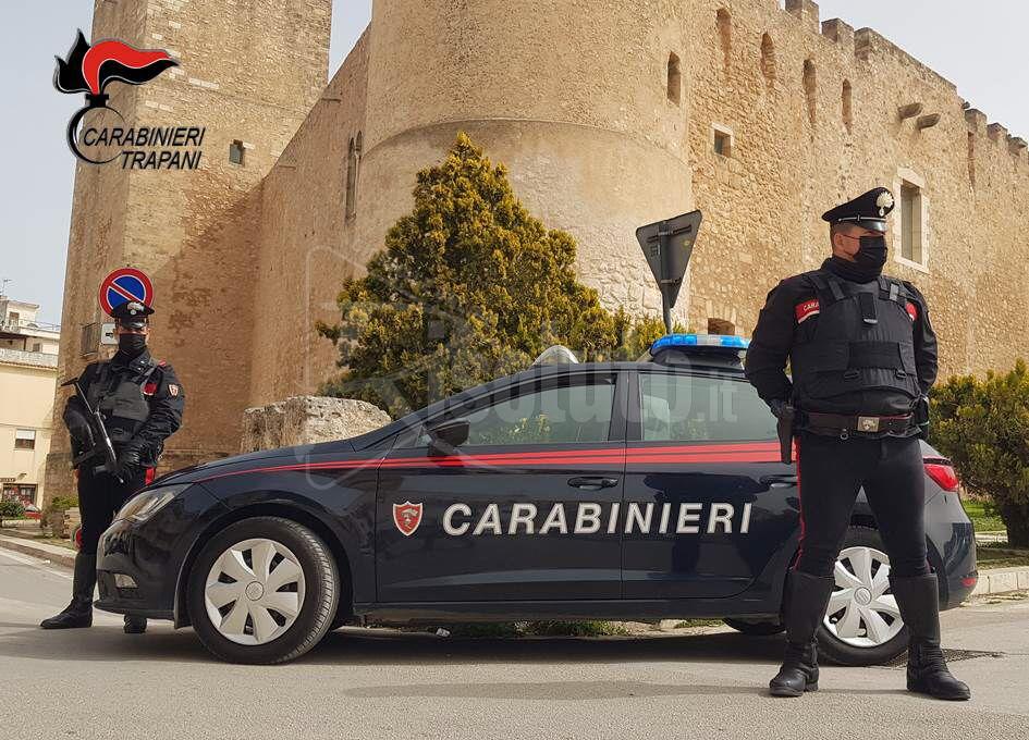 Sequestra la fidanzata minorenne del figlio per vendetta