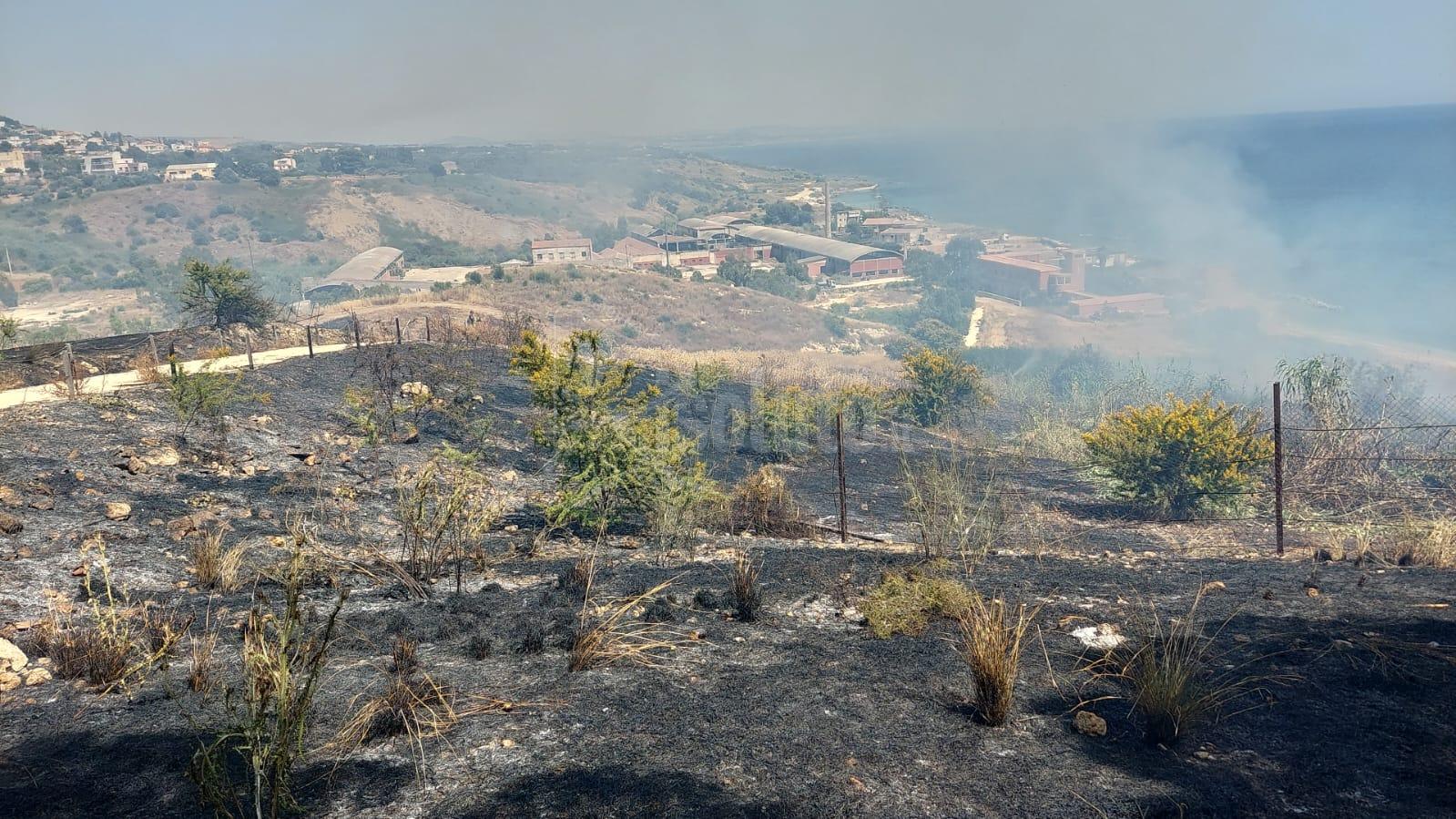 Incendio di sterpaglie sotto le Terme di Sciacca