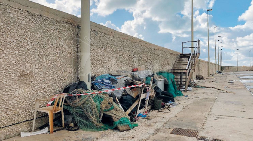 Rifiuti sulla banchina del porto, quattro condanne