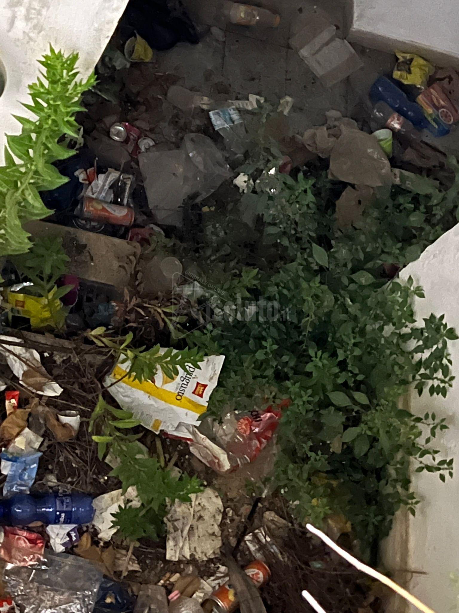 Bagni pubblici chiusi di piazza Scandaliato, sono una discarica