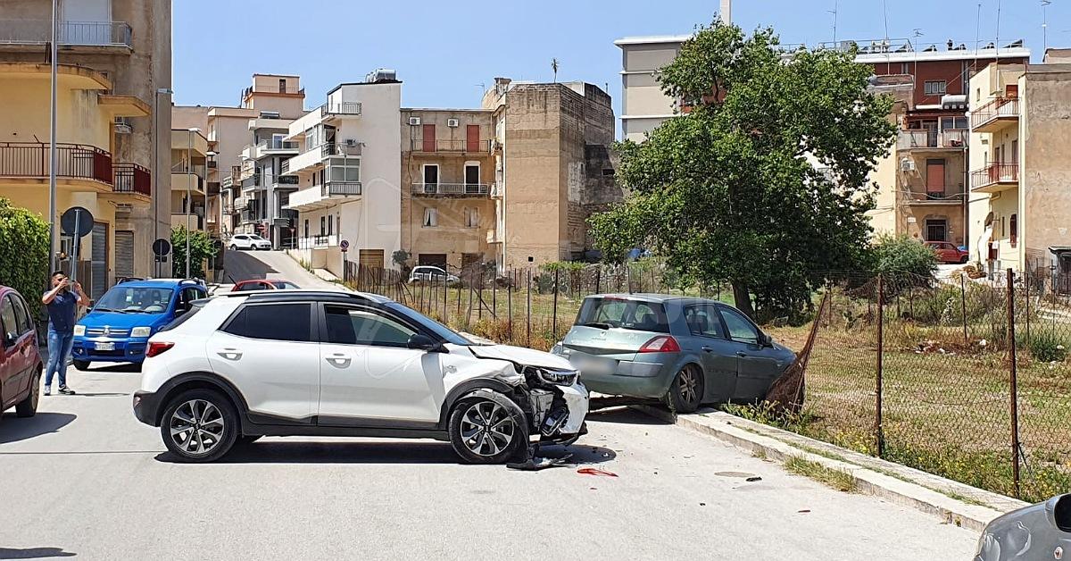 Incidente in via Sacro Cuore a Sciacca, danni alle vetture