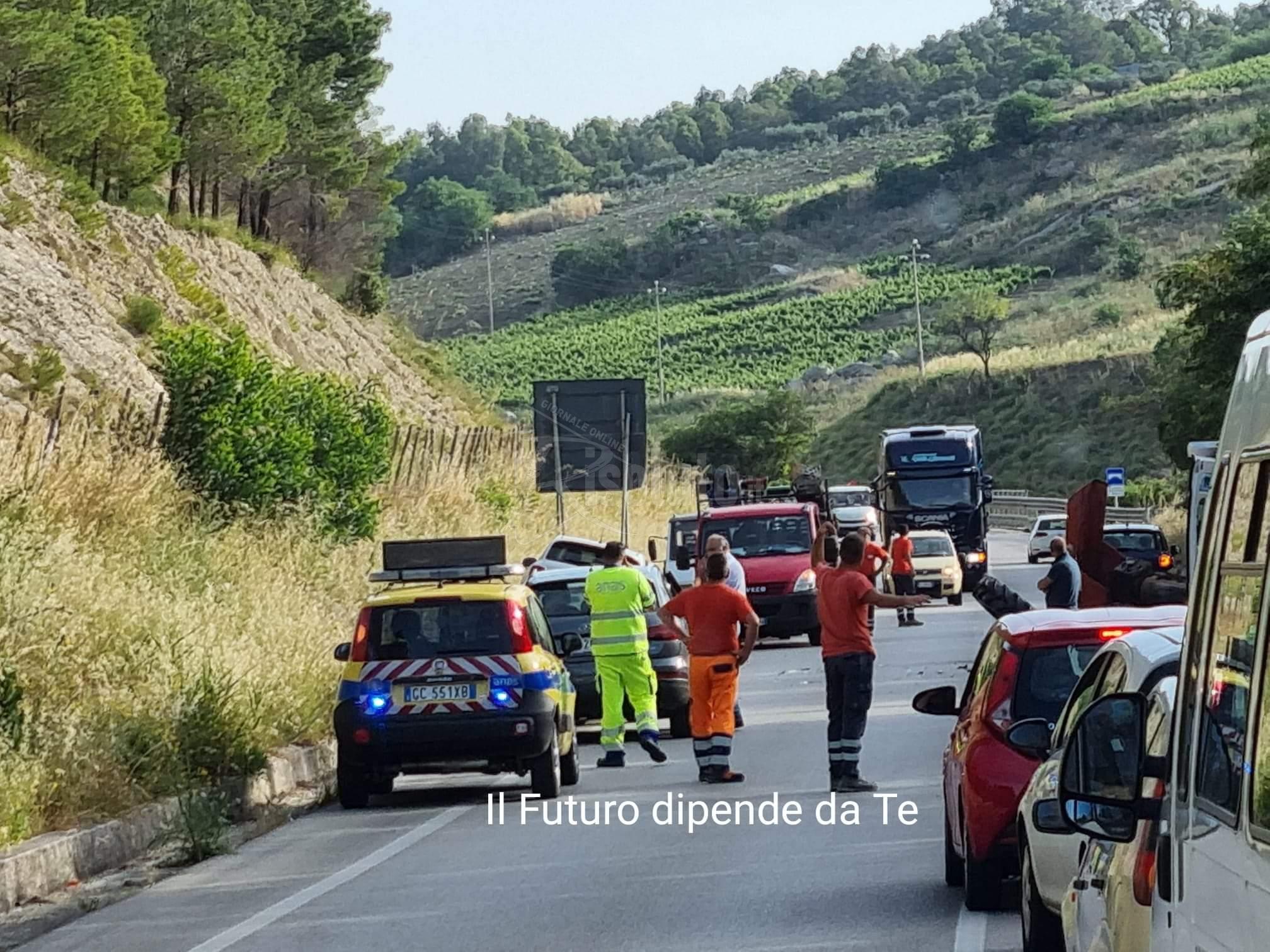 Incidente sulla Fondovalle, coinvolti auto e trattore