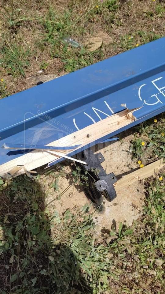 Raid vandalico sulle panchine di via Boccaccio a Menfi