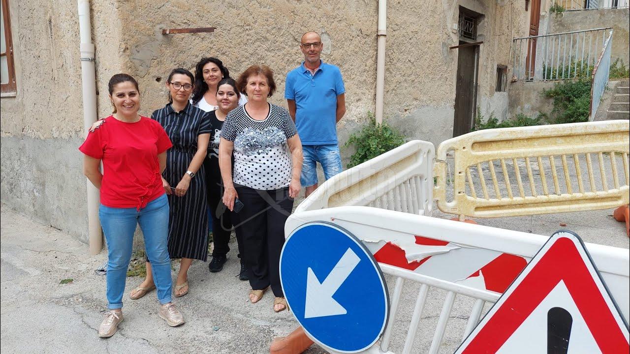 Via Caltanissetta tra perdite buche e transenne (Video)