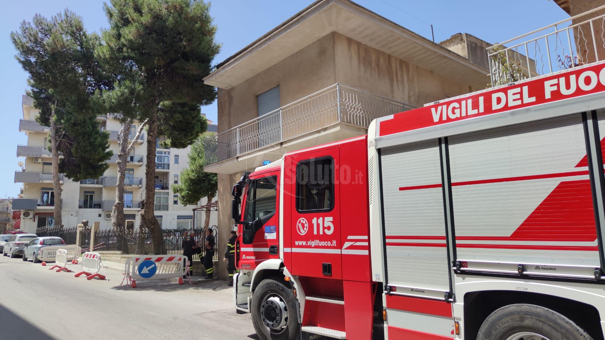 Albero pericolante in via Giotto a Sciacca, strada chiusa