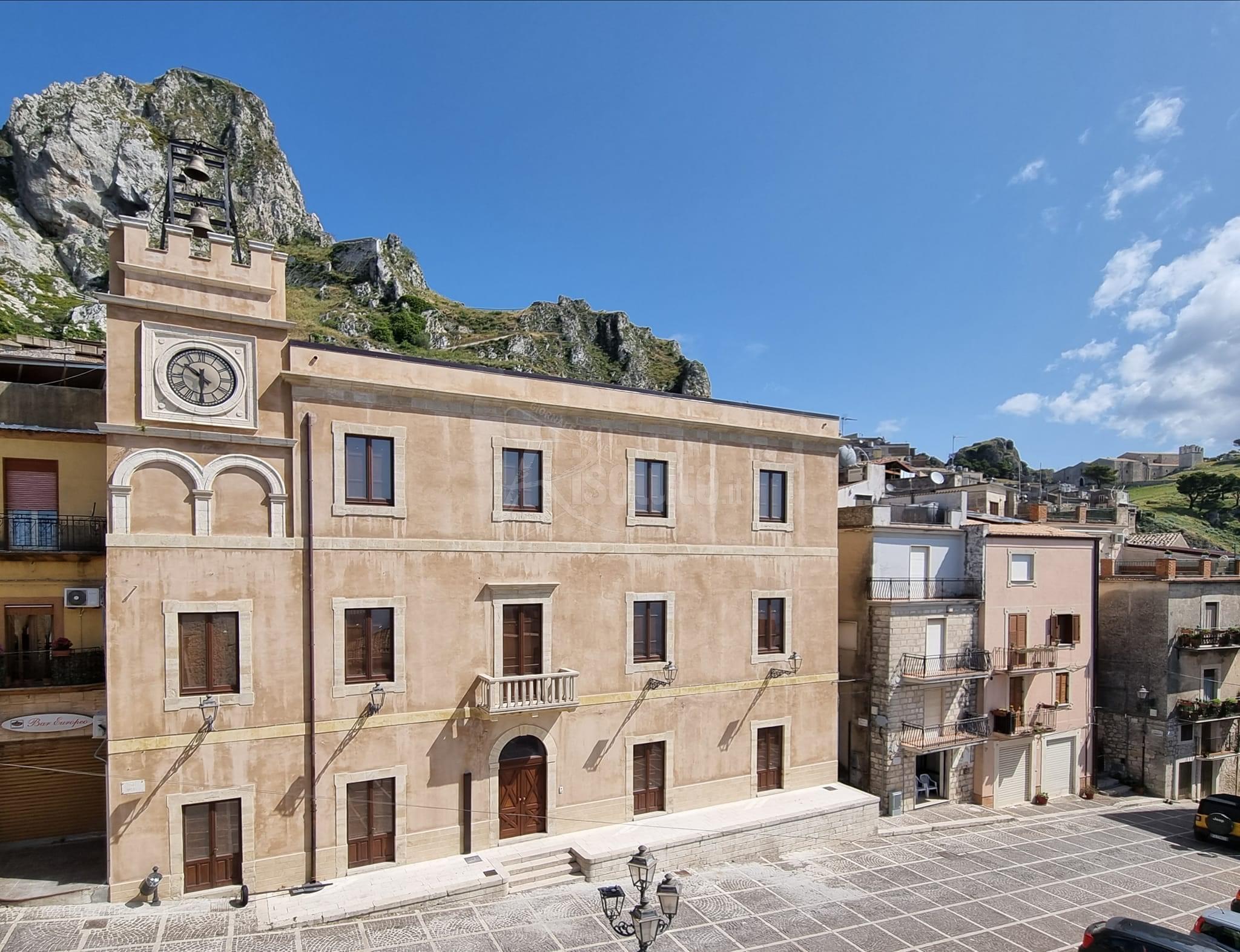 Caltabellotta si gode il municipio libero dai cavi