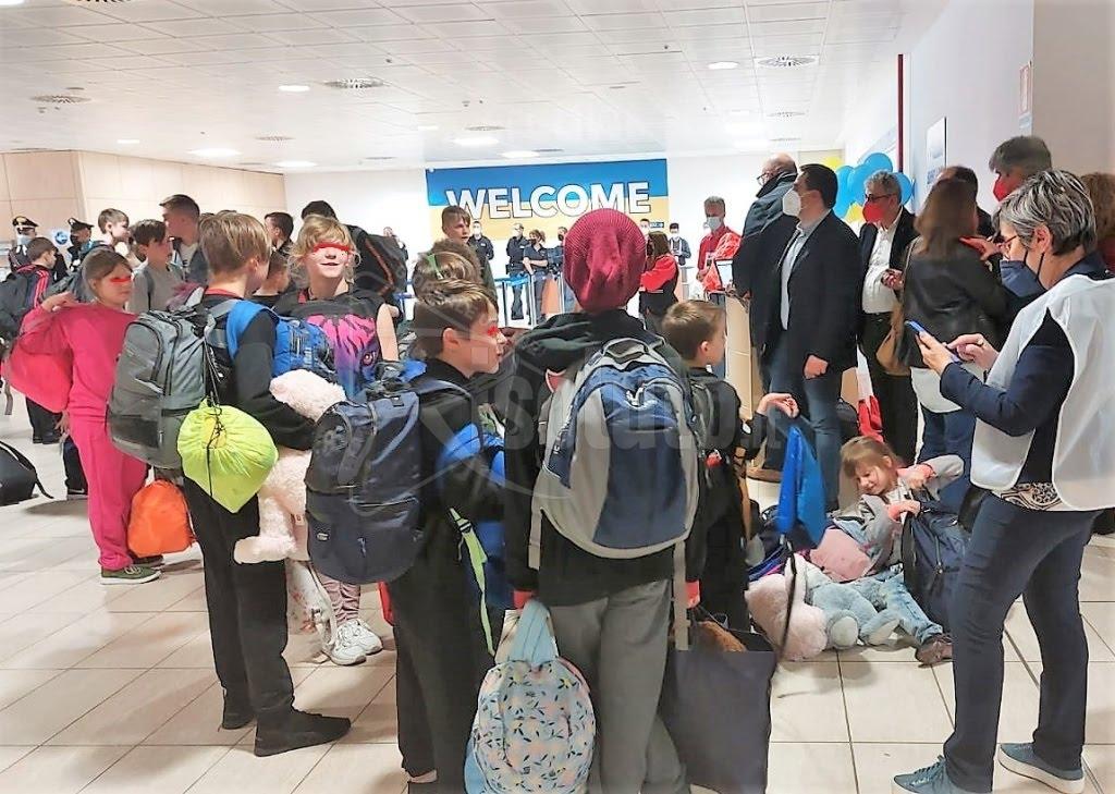 Volo speciale arrivato a Trapani con 63 bimbi ucraini