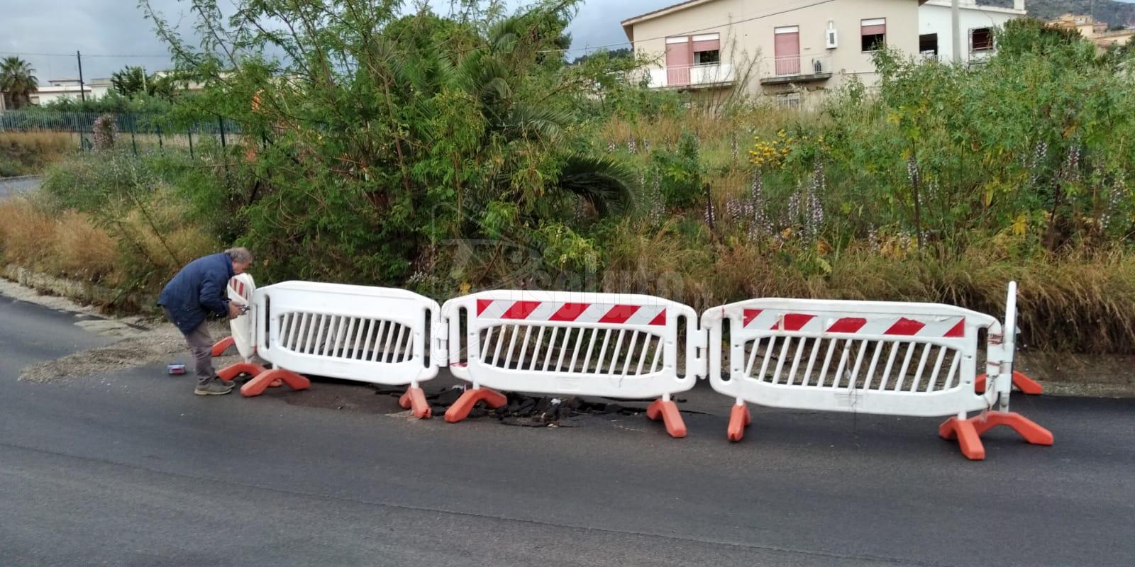 Pioggia e l'asfalto rifatto di via Aldo Moro si frantuma