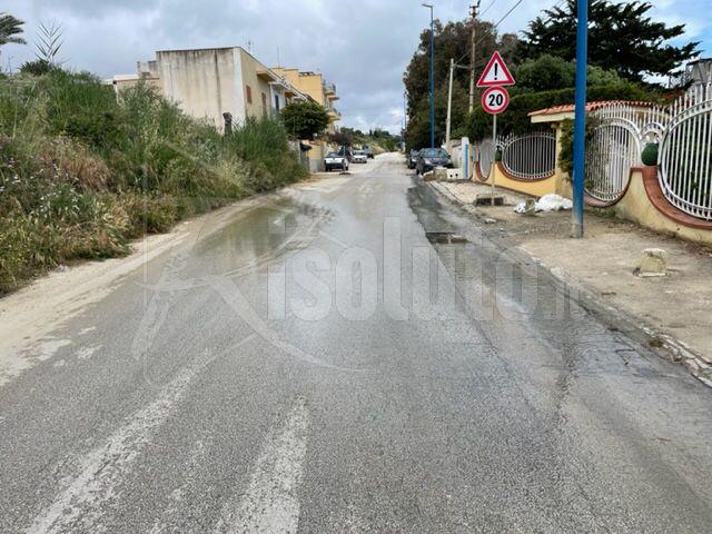 Due perdite idriche in via Lido rendono pericoloso il transito