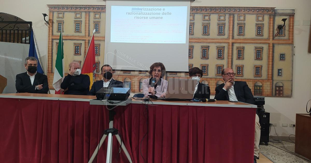 La Valenti saluta: "Ho subito pressioni e spintoni politici"