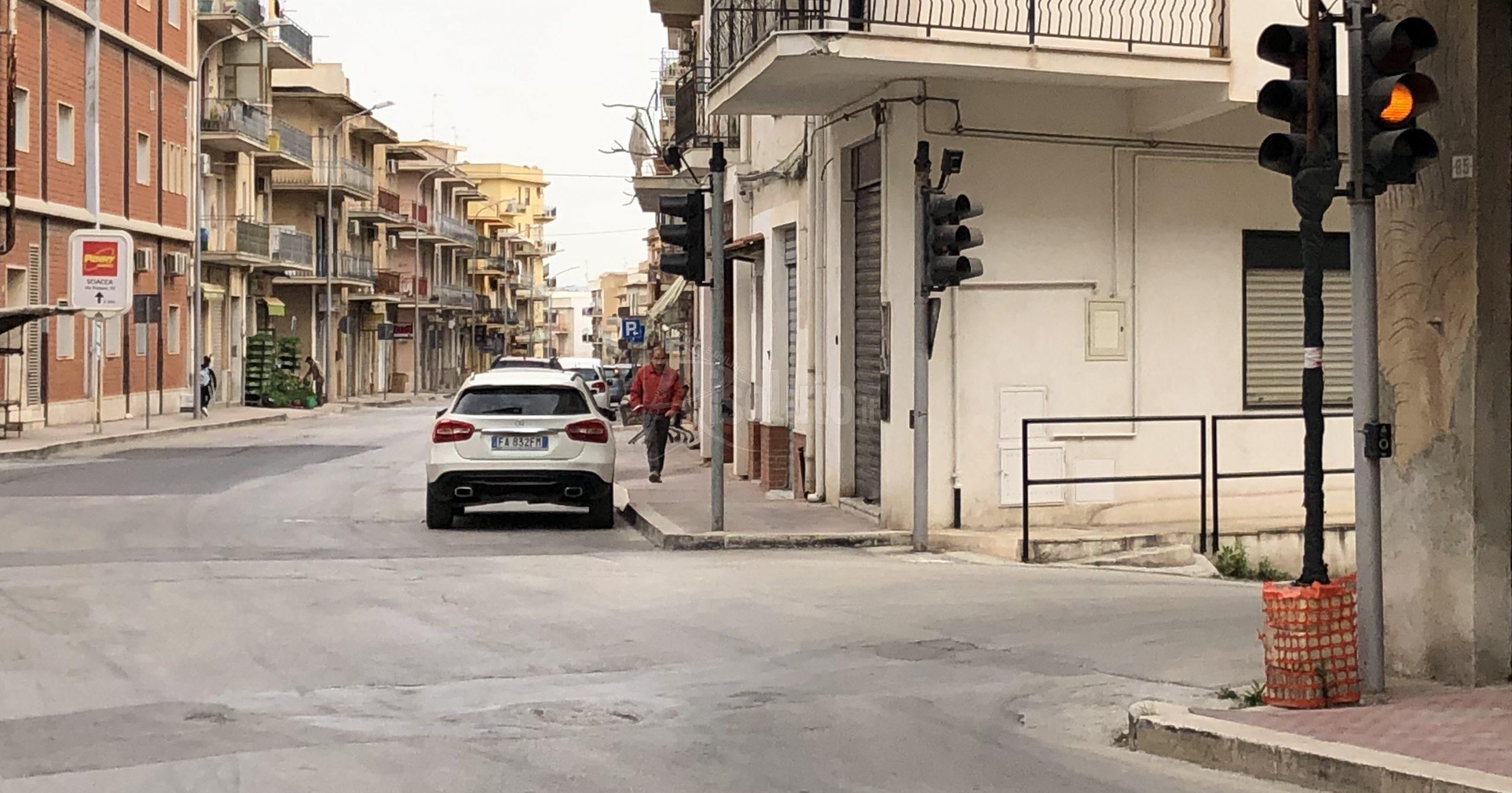 A Sciacca una scheda per 2 semafori e uno resta spento