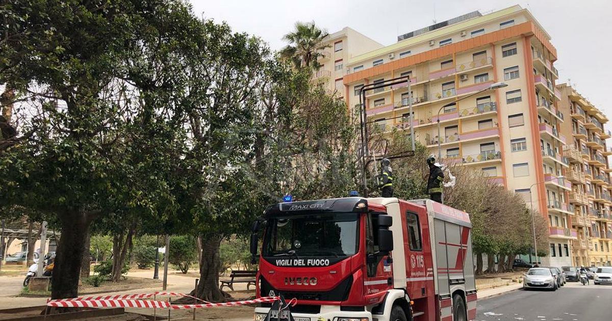 Forte vento anche su Sciacca, insegna rischia di cedere