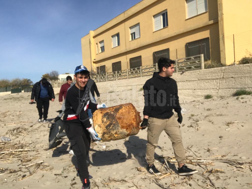 Gli alunni dell'Amato Vetrano ripuliscono la spiaggia della Tonnara