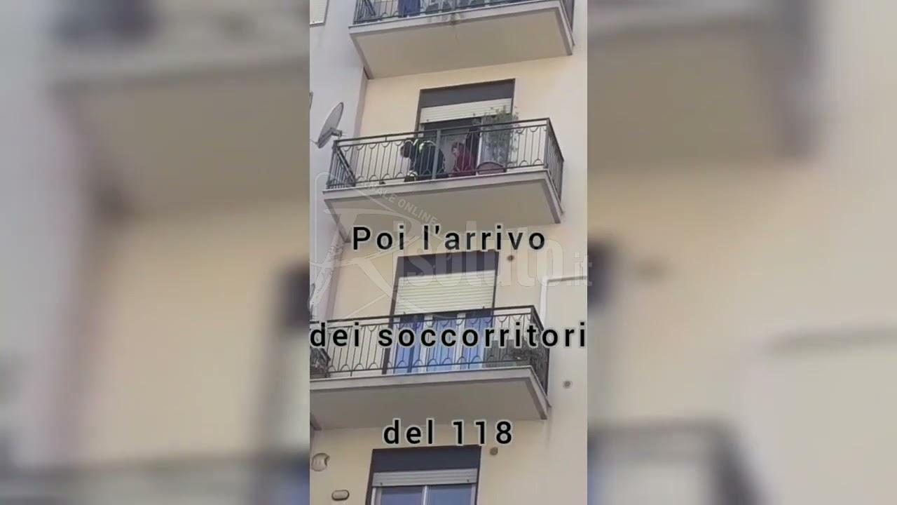 Anziana che vive da sola cade nel balcone di casa, le immagini del soccorso dei vigili del fuoco e sanitari 118 (Video)