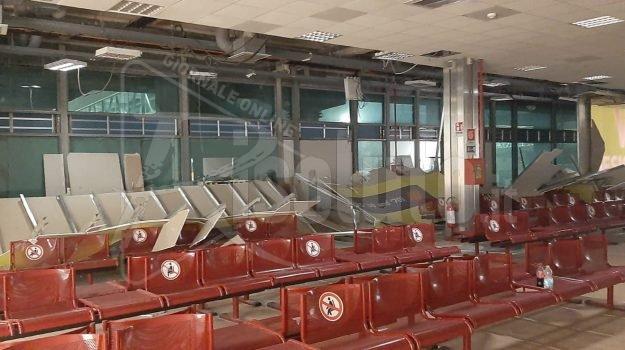 Il vento fa danni a Palermo, panico in aeroporto per il crollo di una parete