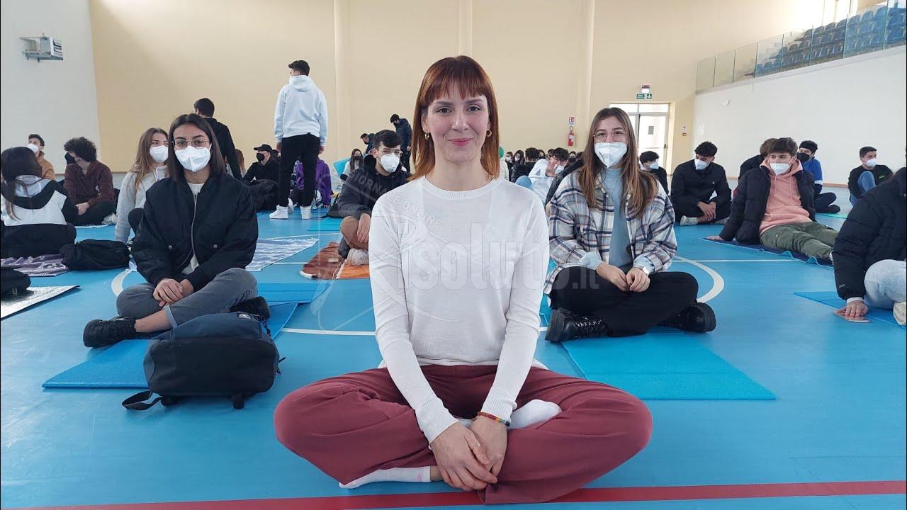 Yoga a scuola, studenti del "Fermi" impegnati in due sessioni di orientamento (Video)