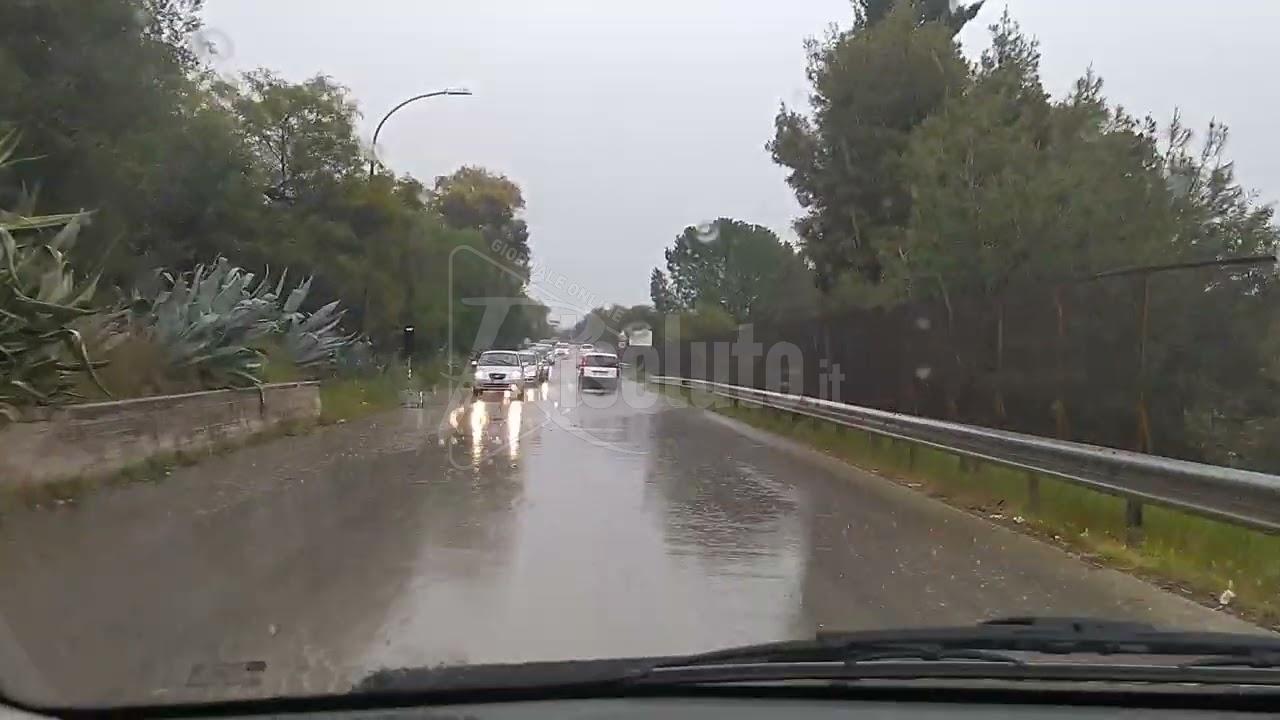 Torna la pioggia su Sciacca e (ri)salta il tombino alla curva dei Bagni (Video)
