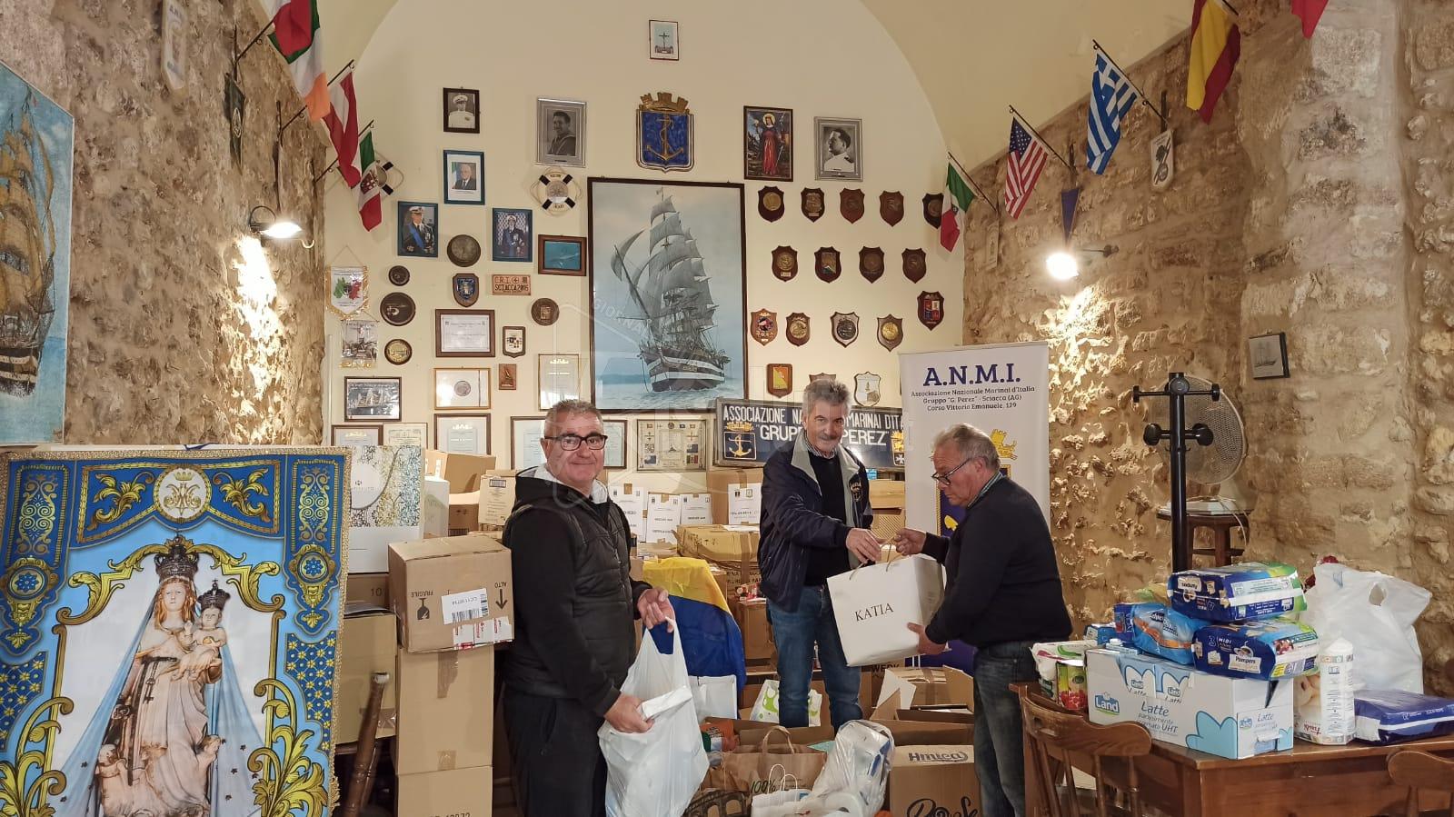 Le associazioni Marinai d'Italia e Finanzieri in congedo hanno raccolto sei quintali per l'Ucraina