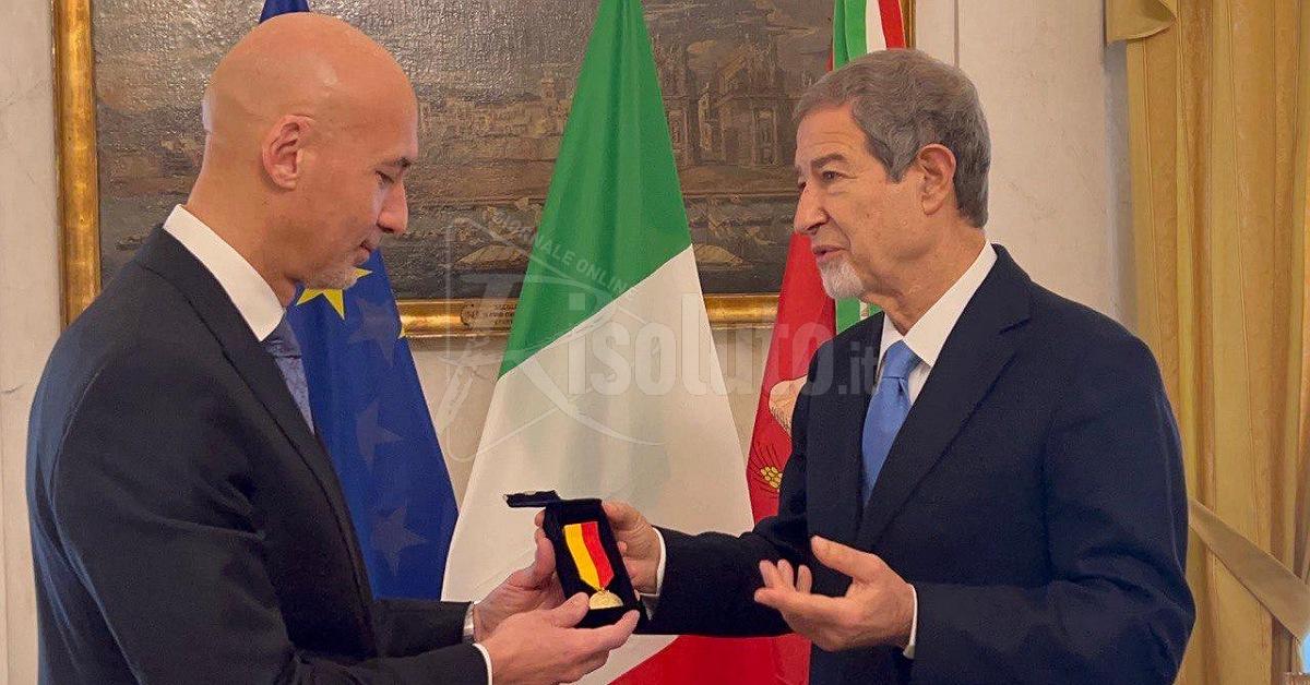 Musumeci consegna la medaglia d'oro al valore civile all'astronauta Parmitano