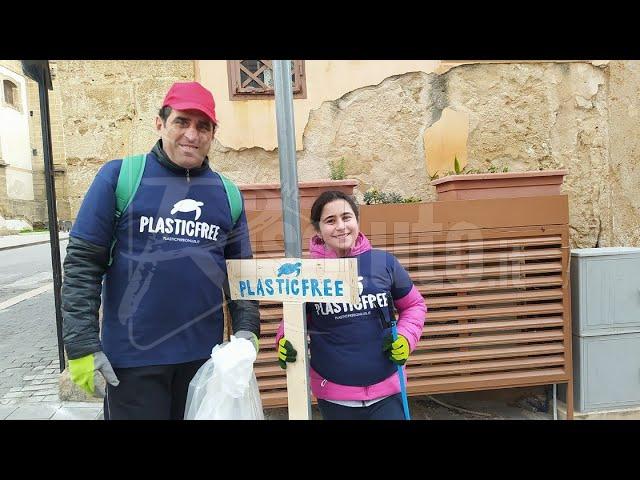 Plasticfree raccoglie le cicche per le strade di Sciacca (Video)