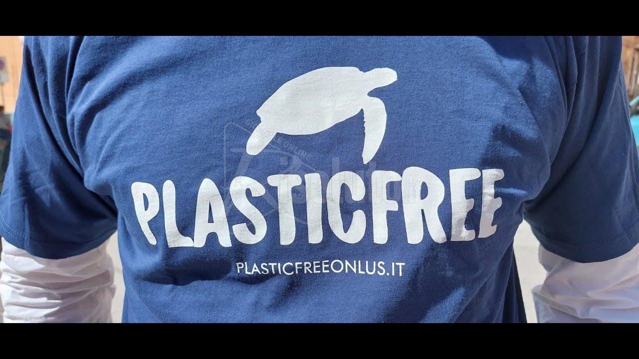 Plasticfree raccoglie cicche di sigarette nei vicoli di Sciacca (Intervista)