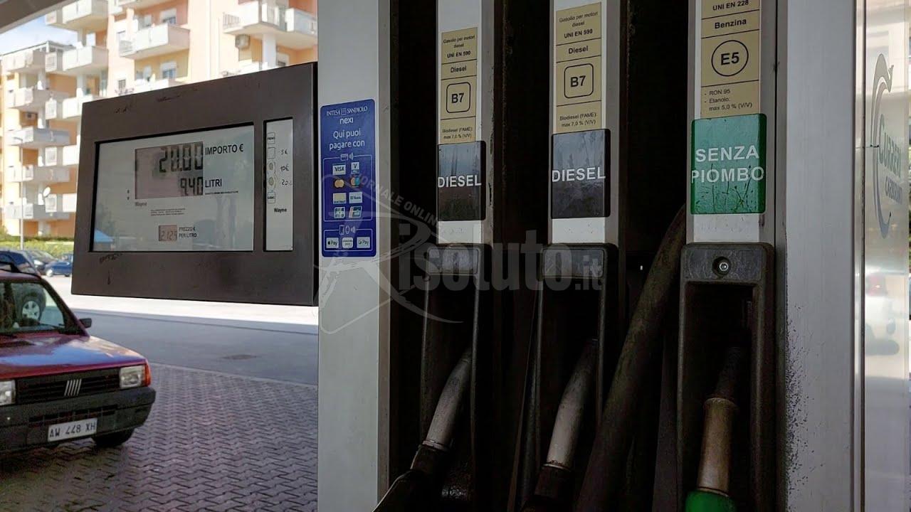 Schizzati i prezzi del carburante, primi effetti dell'embargo russo (Interviste)
