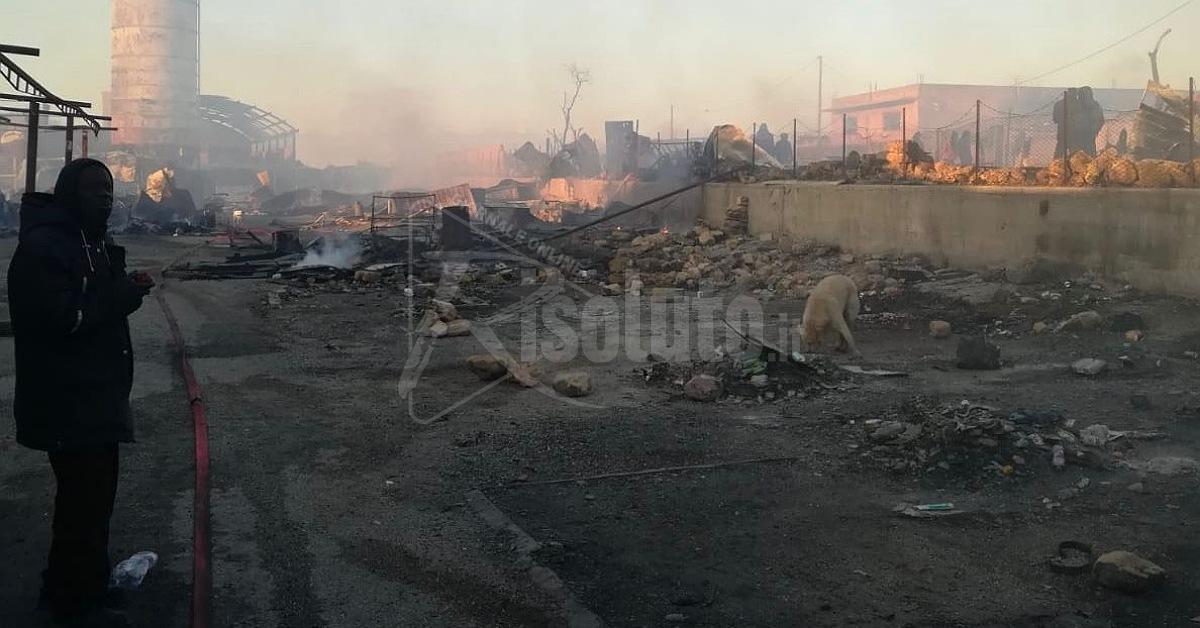 Castelvetrano, ancora in fiamme le baracche dei migranti