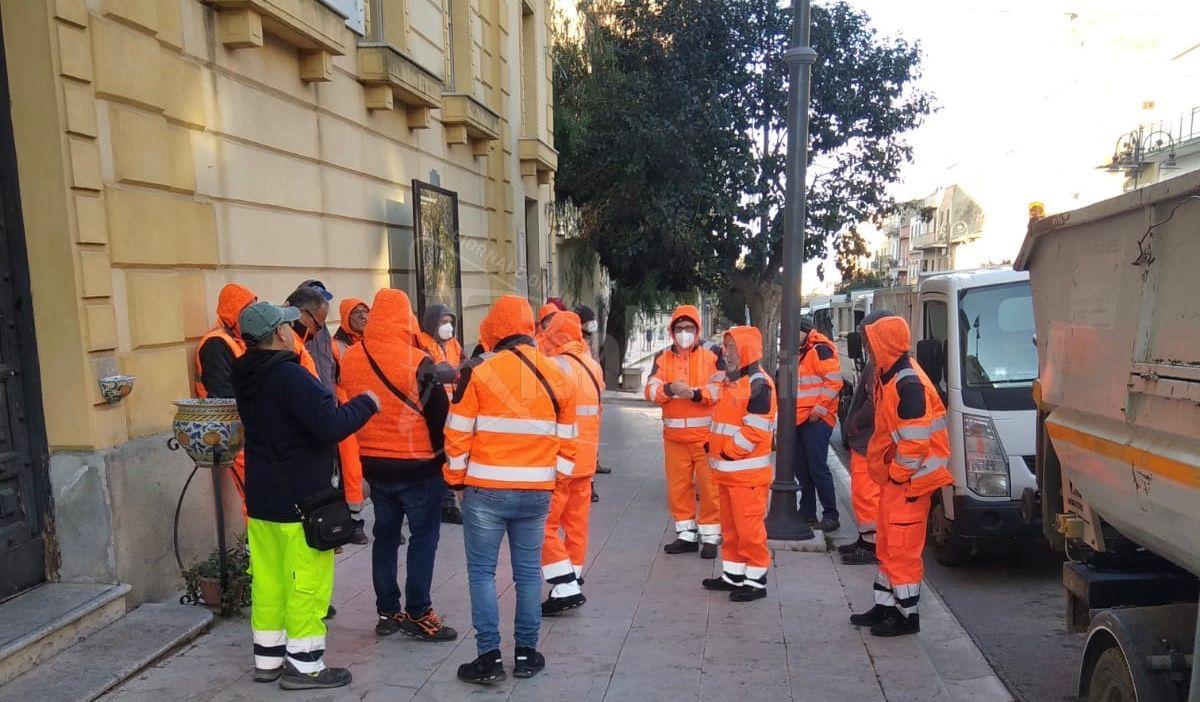 Dipendenti Riberambiente ed Srr senza stipendio da due mesi