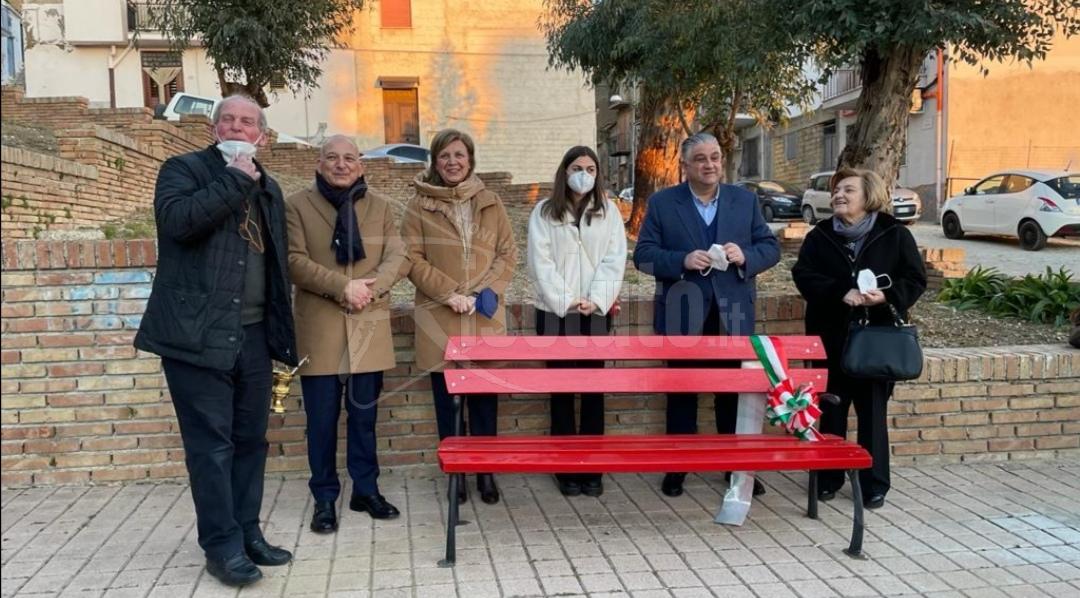 Cianciana, inaugurata una panchina rossa contro la violenza sulle donne (Video)