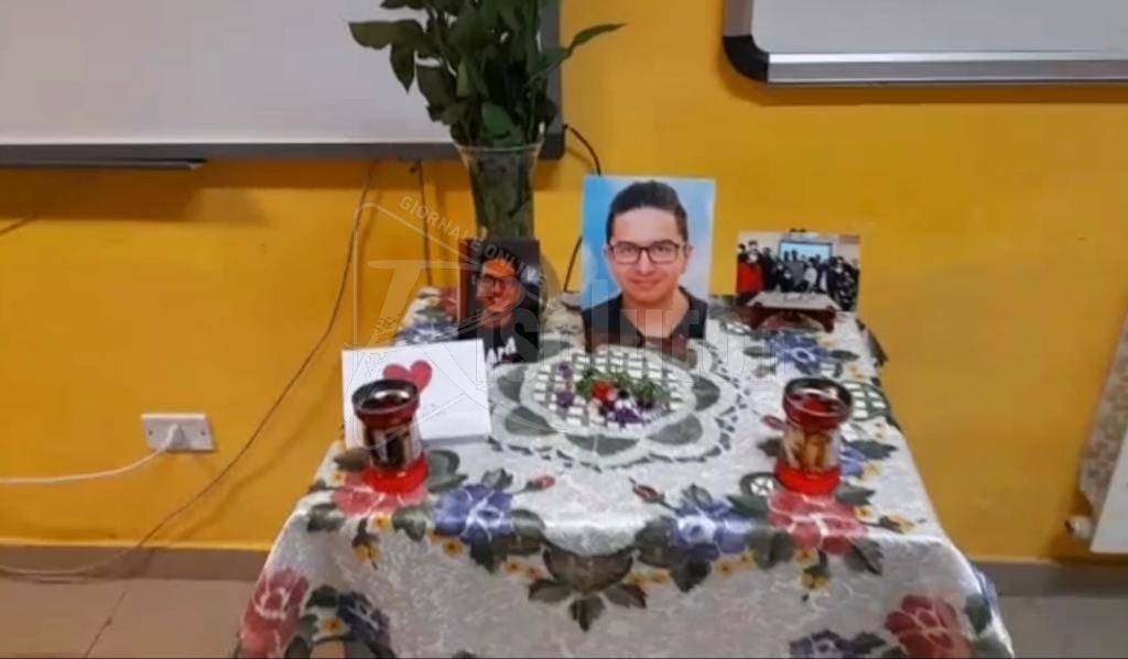 I compagni di scuola di Ribera ricordano Antonio Cinquemani con un altarino in classe
