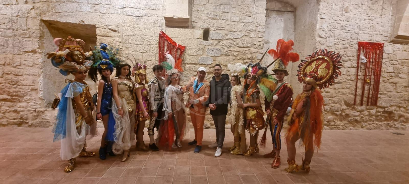 Gruppo mascherato della Excelencia e Nana' portano il Carnevale in piazza a Salemi (Video)