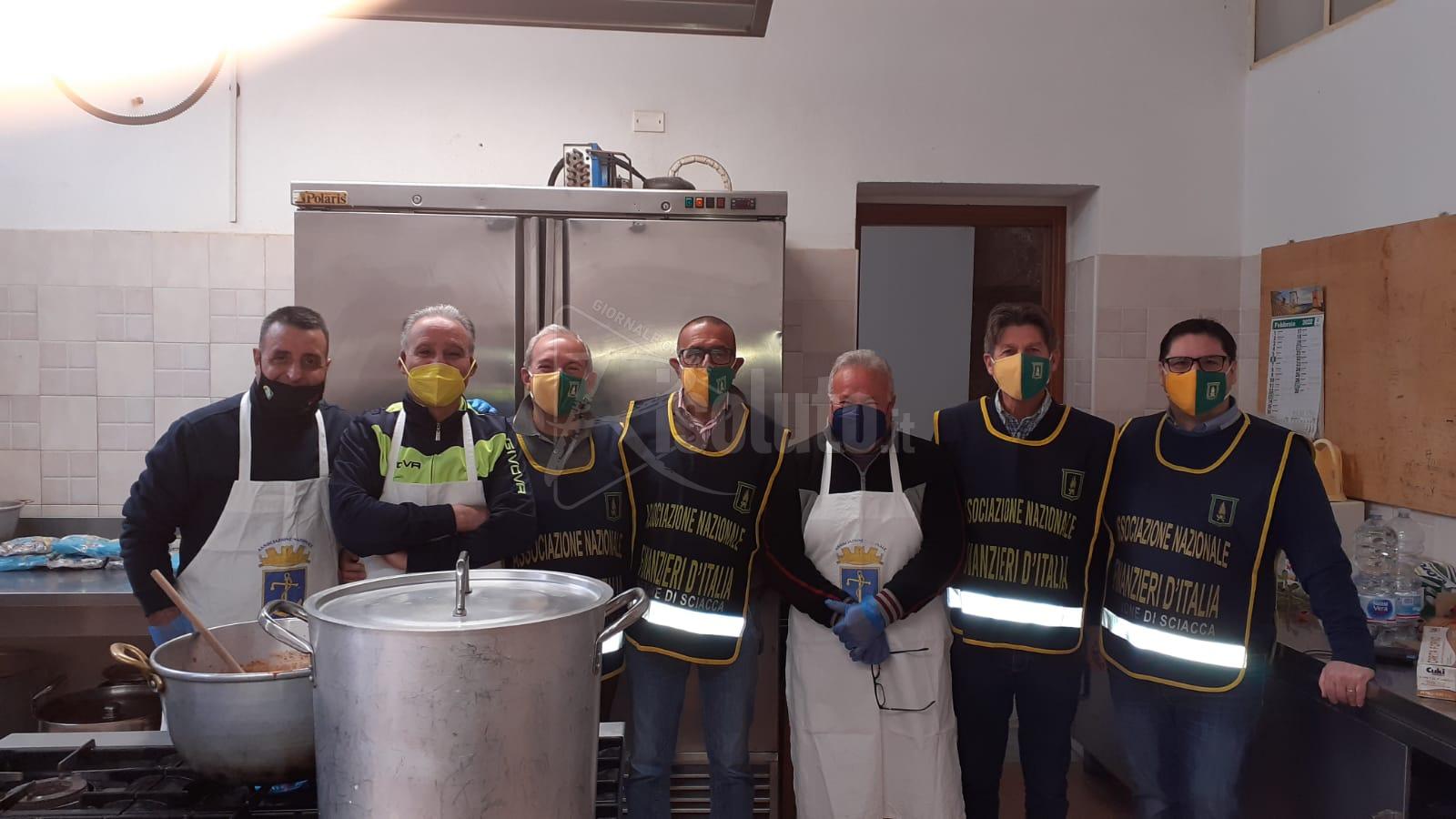 Volontari in azione anche oggi a Sciacca per il pranzo alla Mensa della Solidarietà