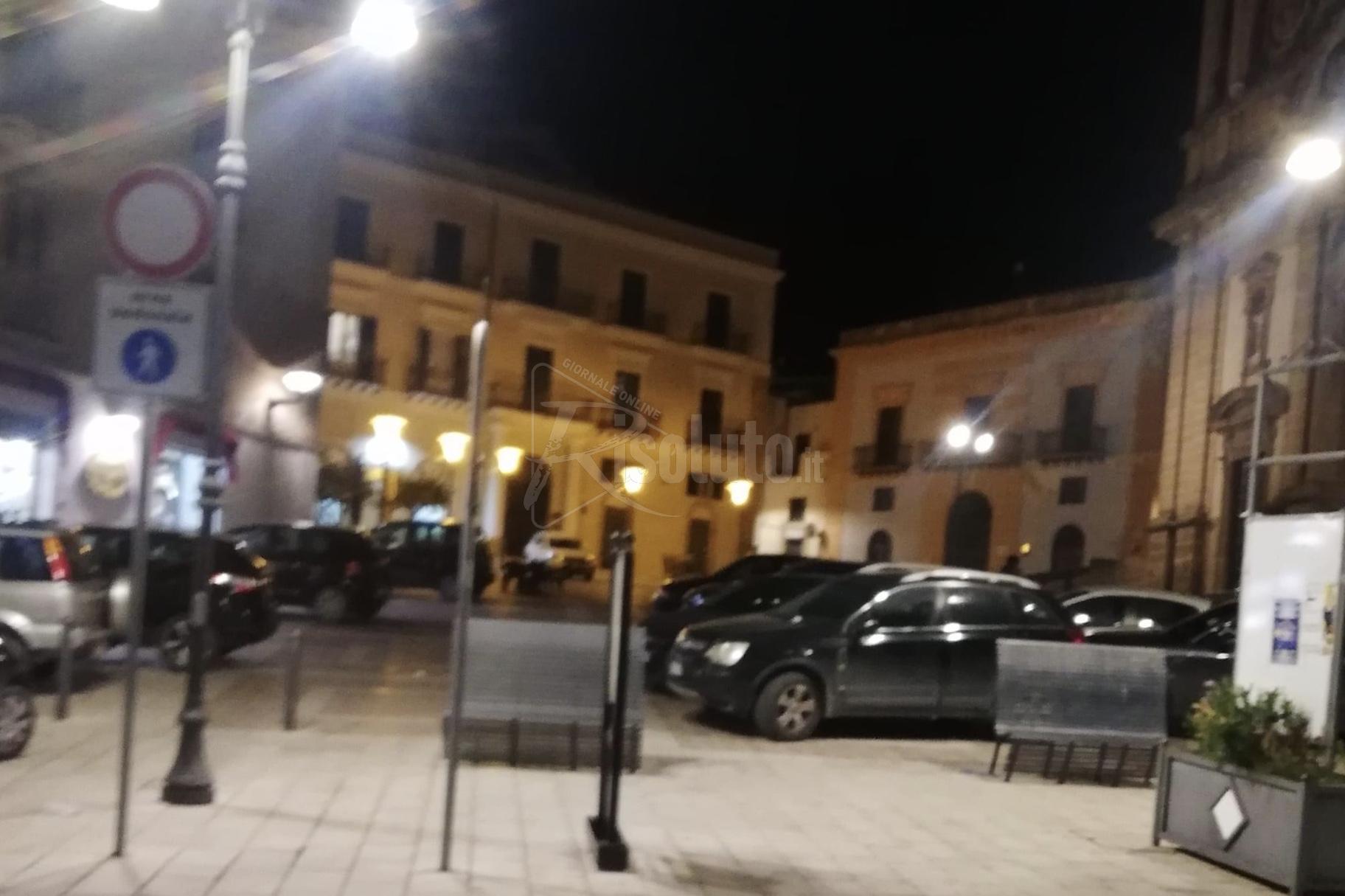 Parcheggio selvaggio e niente controlli stasera in piazza Duomo a Sciacca