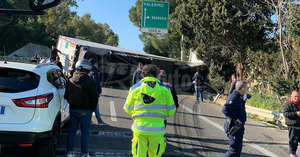 Si ribalta mezzo pesante sull'A19, traffico bloccato e tre feriti
