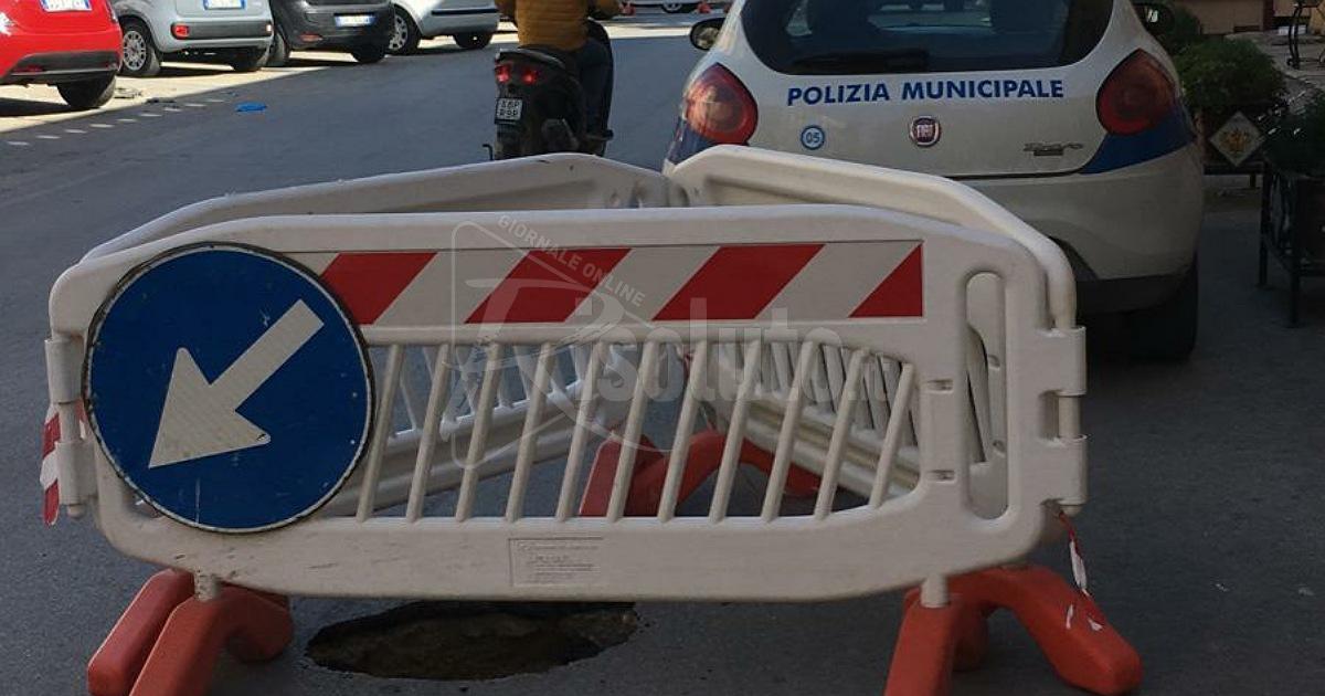 Altra buca e nuova transenna in corso Vittorio Emanuele a Sciacca
