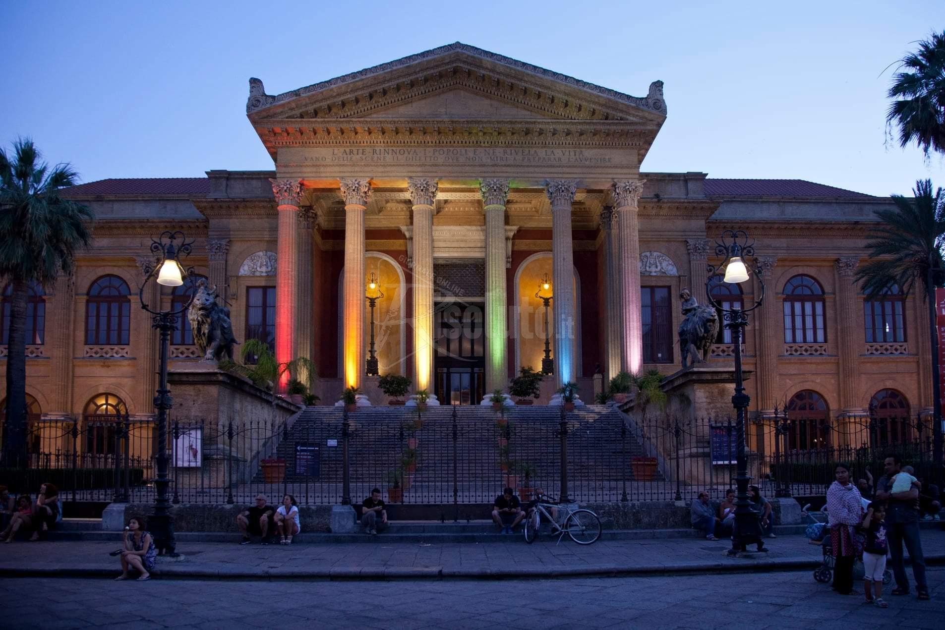 Il teatro Massimo di Palermo illuminato stasera con i colori della pace per esprimere vicinanza al popolo ucraino