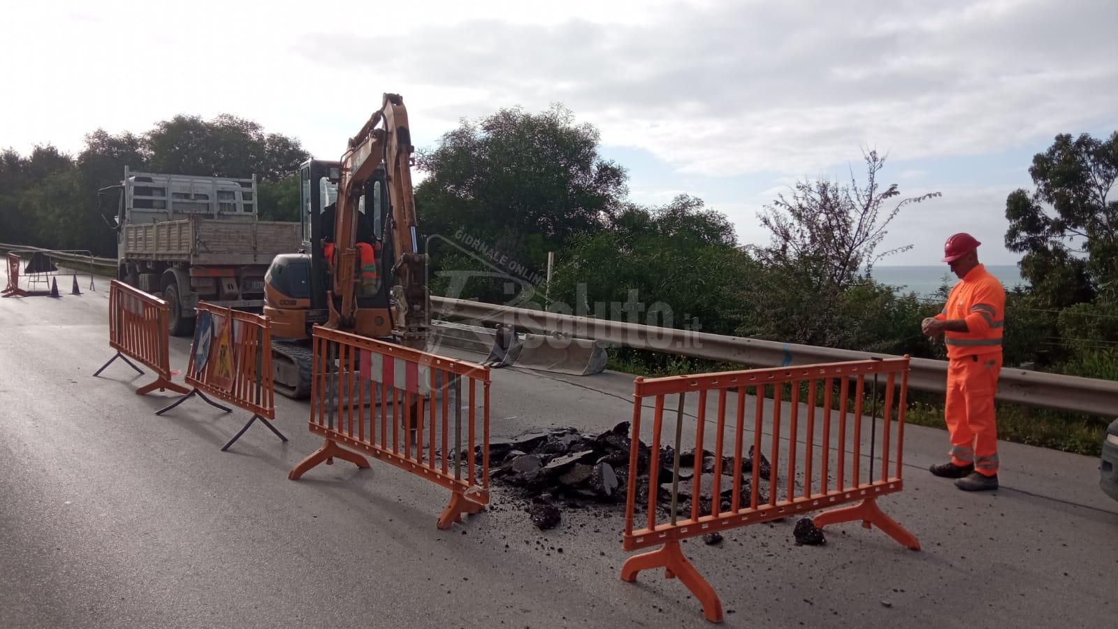 Individuato il guasto alla rete fognaria in via Ghezzi a Sciacca, i lavori continuano