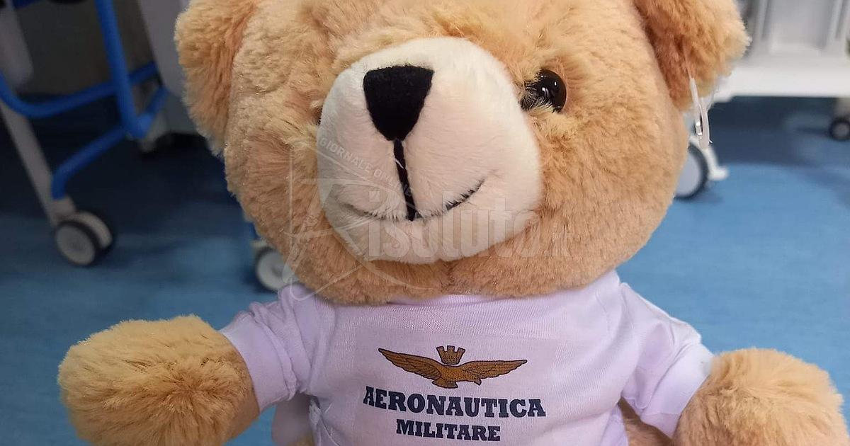Mamma e papà raggiungono il piccolo Calogero all'ospedale di Taormina, per lui anche un orsetto dall'Aeronautica Militare
