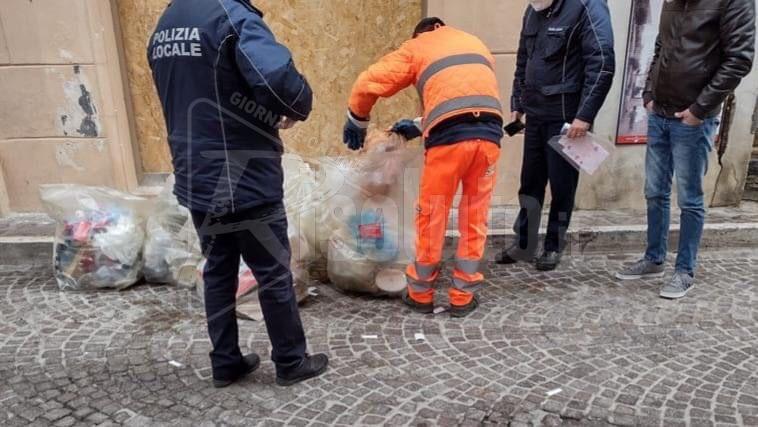 Esercente lascia sacchi di rifiuti in strada ad Agrigento, individuato e multato