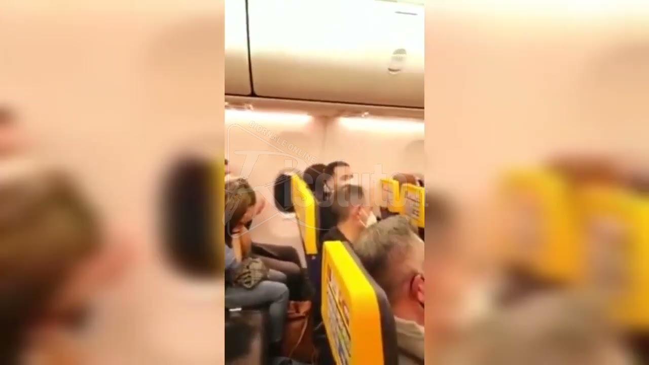 Proposta di matrimonio in volo, speaker di Castelvetrano chiede la mano della fidanzata ad  alta quota (Video)