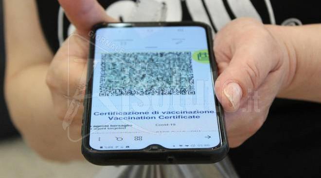 Prende un drink all'interno di un bar senza green pass, sanzione da mille euro