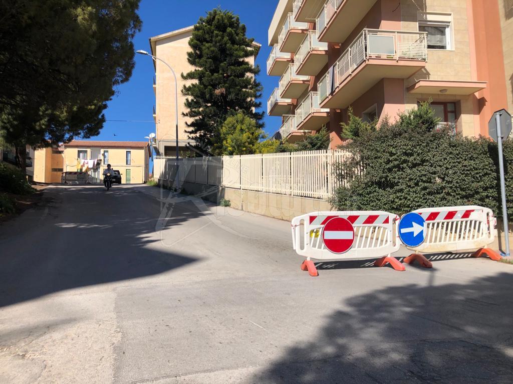 Parte di via Verona da oggi a senso unico, troppe buche e arrivano le transenne