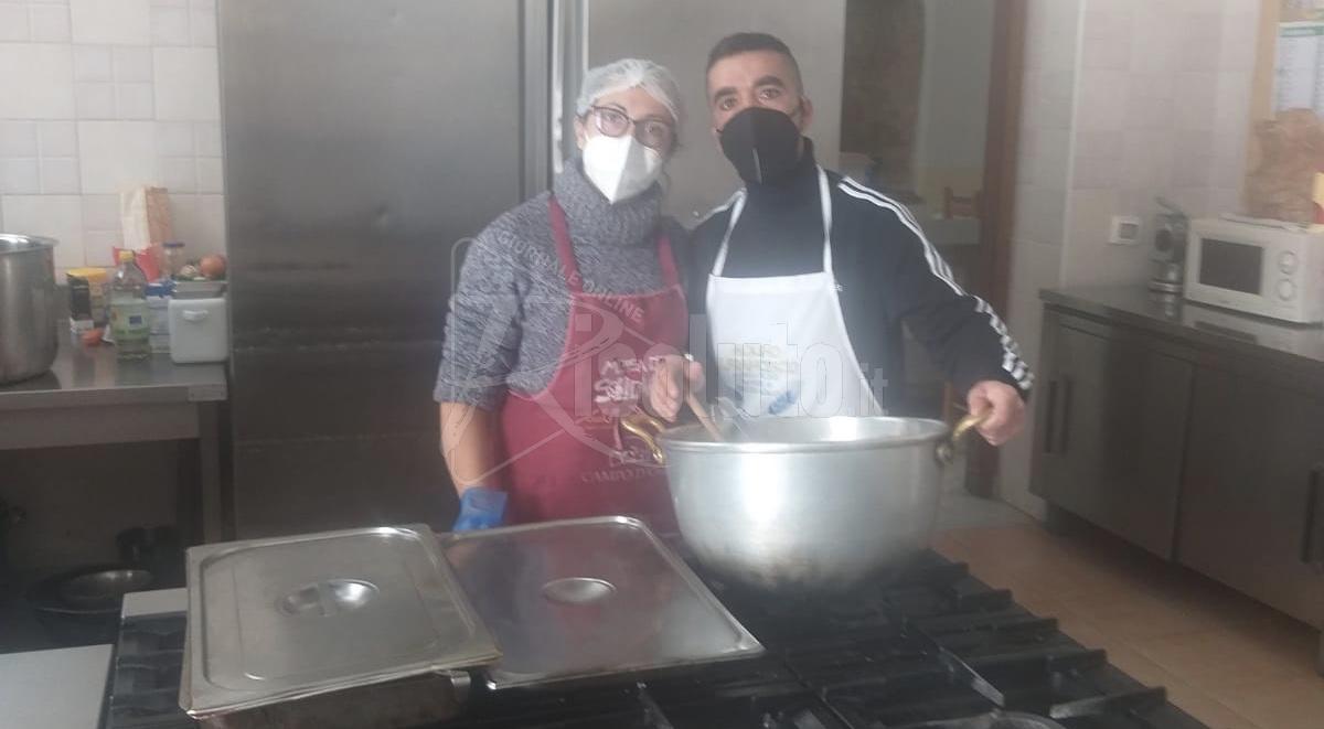 Bonafede cuoco a Lampedusa e durante la vacanza a Sciacca alla Mensa della Solidarietà