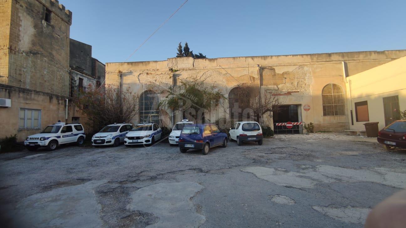 Cadono calcinacci, transenna  davanti all'immobile che ospita le auto della Polizia Municipale di Sciacca