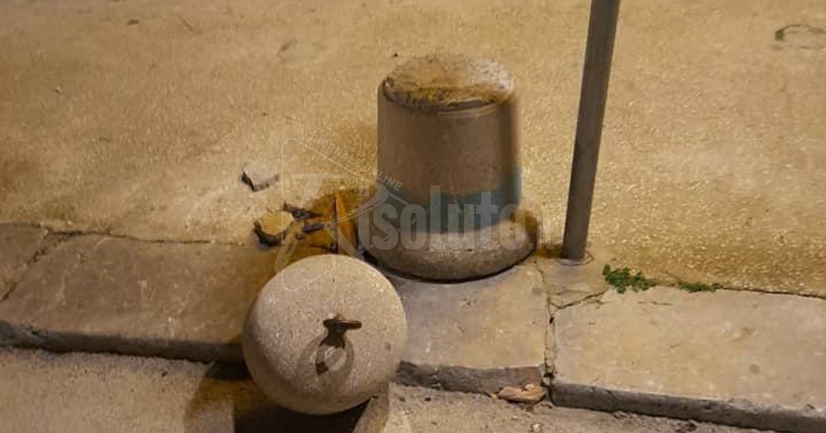 Vandali in azione sabato in centro a Sciacca, cittadina fotografa e testimonia l'accaduto ma viene insultata