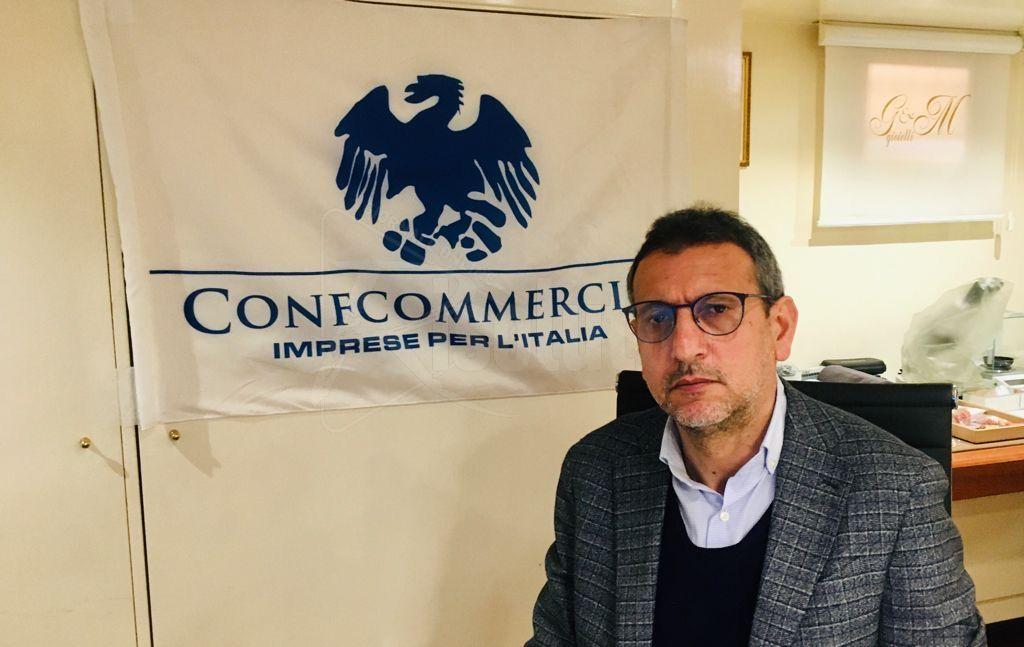 Giuseppe Caruana davanti pannel Confcommercio