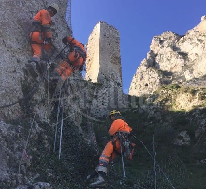 Rocciatori in azione per mettere in sicurezza il costone e il "Pizzo" di Caltabellotta