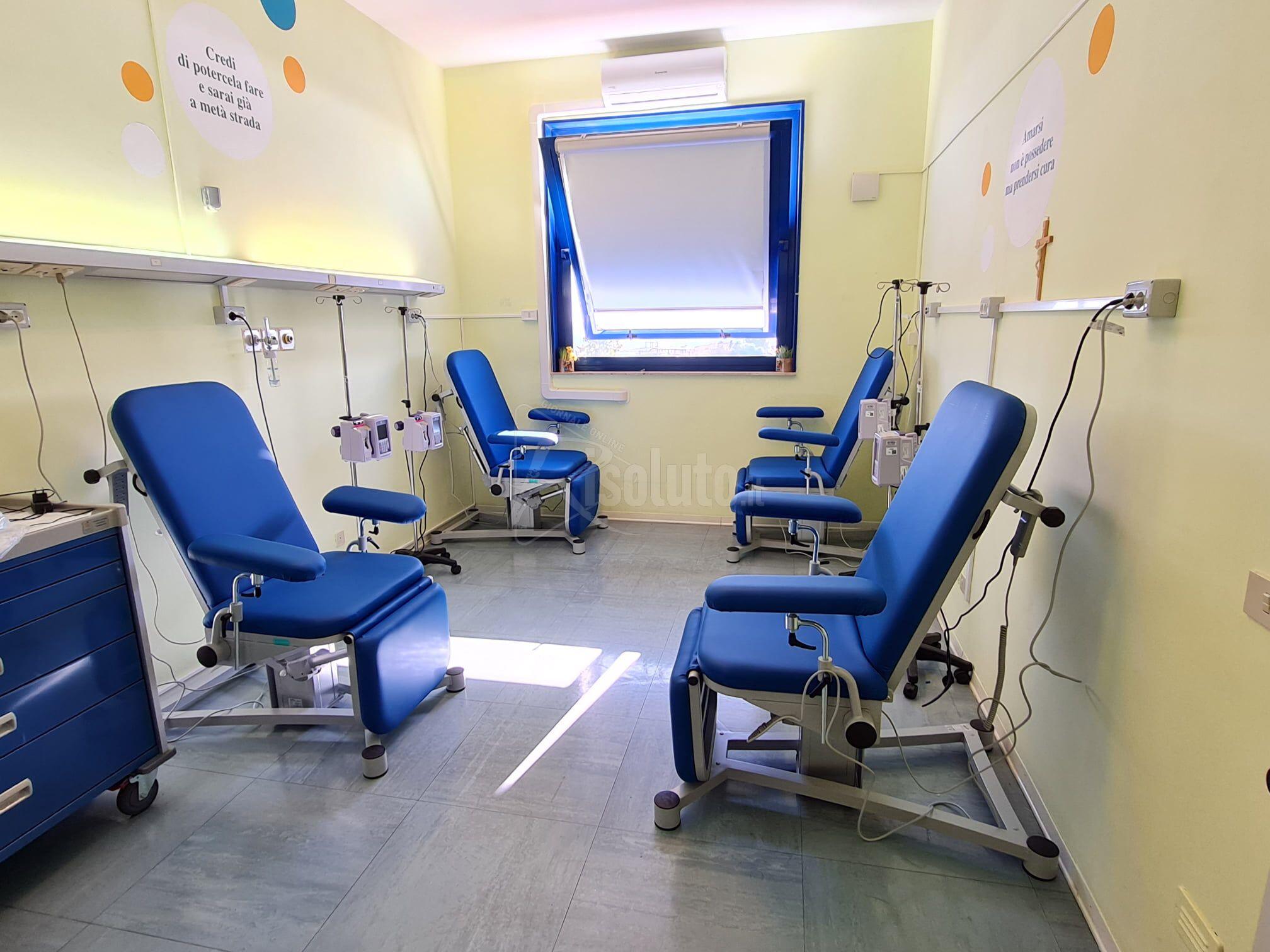Dieci moderne poltrone elettriche per il reparto di oncologia, donazione dell'associazione Amico